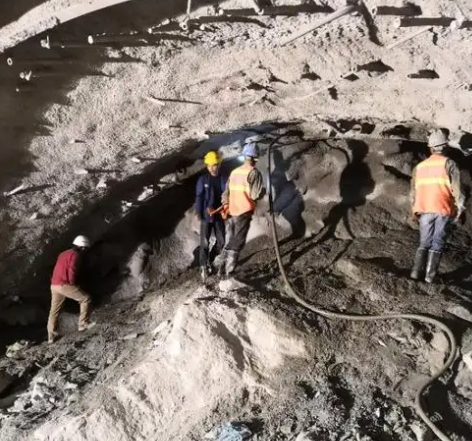 抱罗镇隧道拱顶带模注浆料，微膨胀注浆料的特点及施工工艺